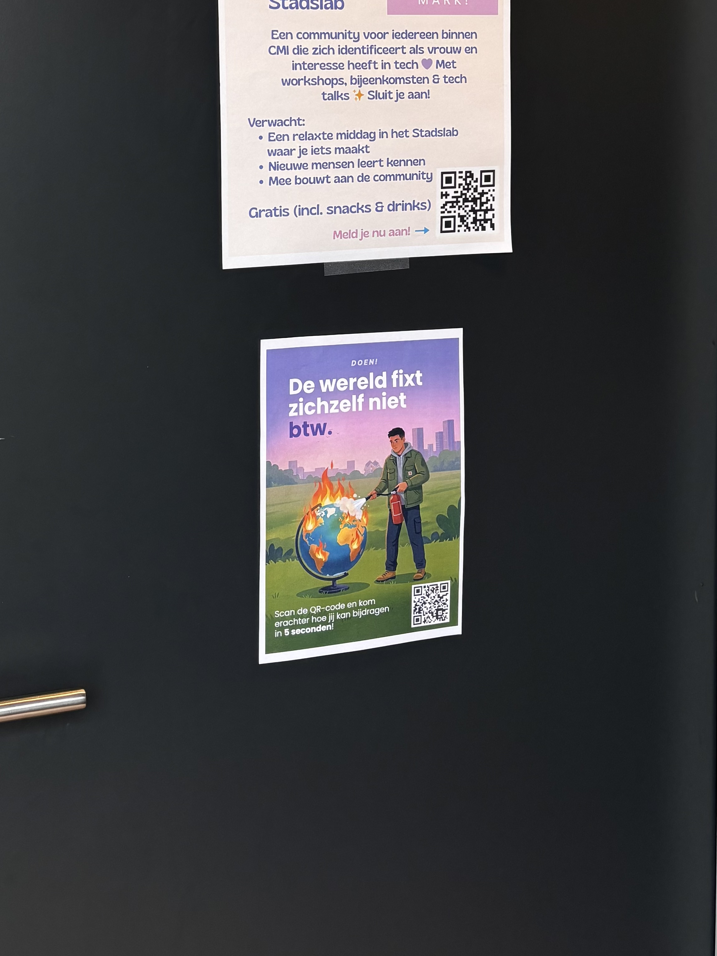 Poster van Doen! op een deur